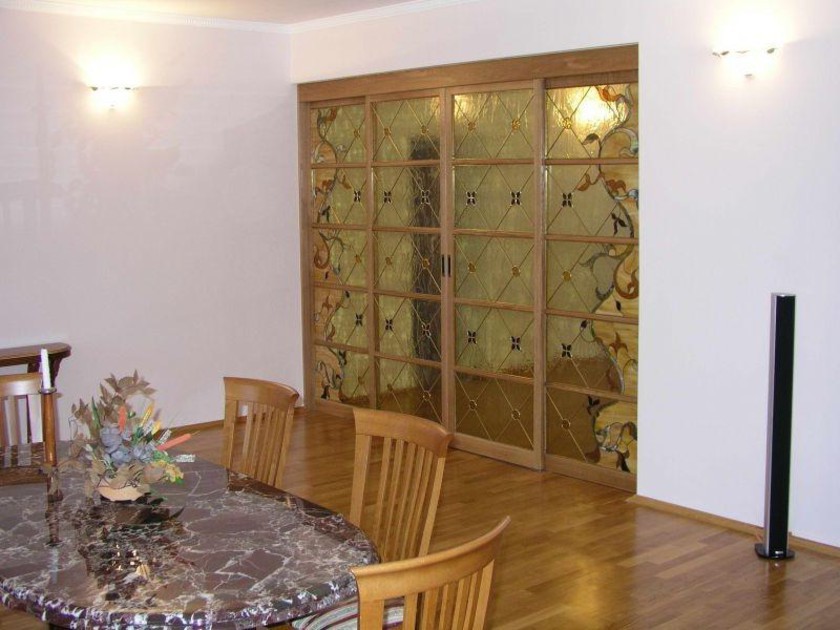 Перегородка для гостиной с цветным стеклом и декоративными вставками Вологда