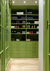 Г-образная гардеробная комната в зеленом цвете Вологда