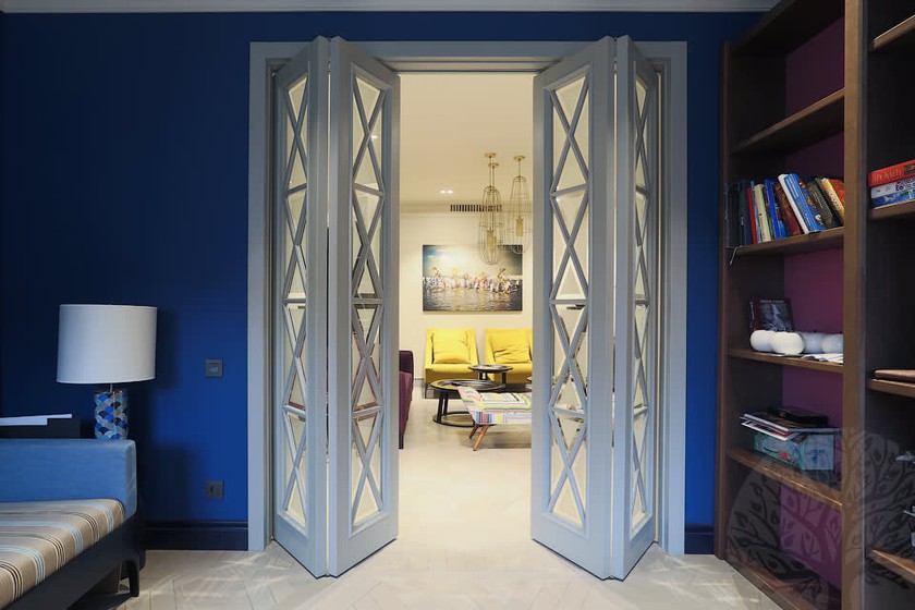 Двери гармошка  для гостиной со стеклами с разделителями Вологда